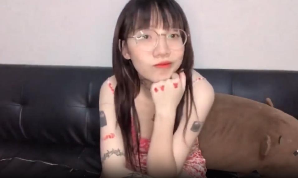 คลิปหลุด Onlyfans natachuyy น้องแตง สาวแว่นสักลายหน้ารัก porn มากปากดูดควยให้เสร็จก็ขึ้นไปโยกควยเสียวๆให้ต่อจนน้ำแตกใส่หน้า