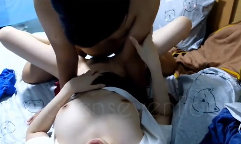 คลิปหลุดนักศึกษา porn พึ่งกลับมาจากมอก็โดนผัวสุดอยากตอกให้บดขยี้ควยและขึ้นโยกควยก่อนจะโดนซอยหีขนน้ำแตกใส่หน้า